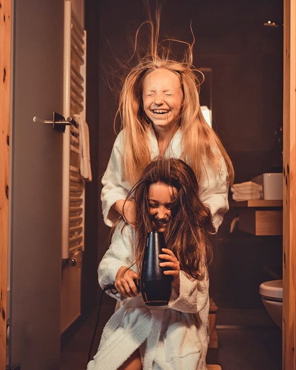 Mädels föhnen sich die Haare beim Familienurlaub im Hotel Kaprunerhof