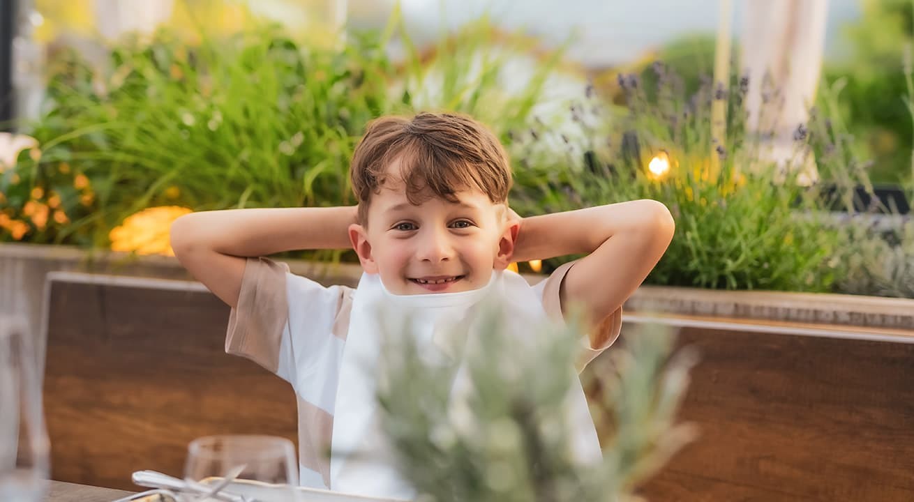 Gemeinsam mit der Familie auf der Sonnenterrasse zu Abend essen beim Familienurlaub im Hotel Kaprunerhof