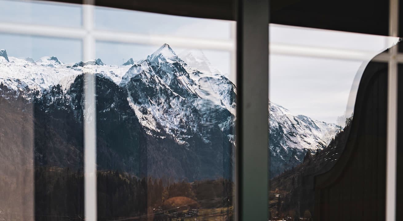 Blick vom Hotel Kaprunerhof auf das schneebedeckte Kitzsteinhorn
