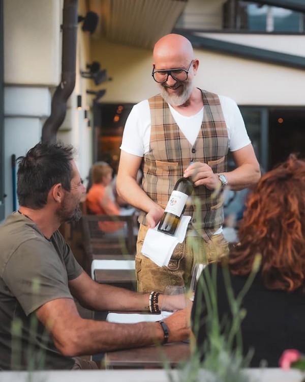 Gastgeber Stefan Unterkofler präsentiert einen Wein