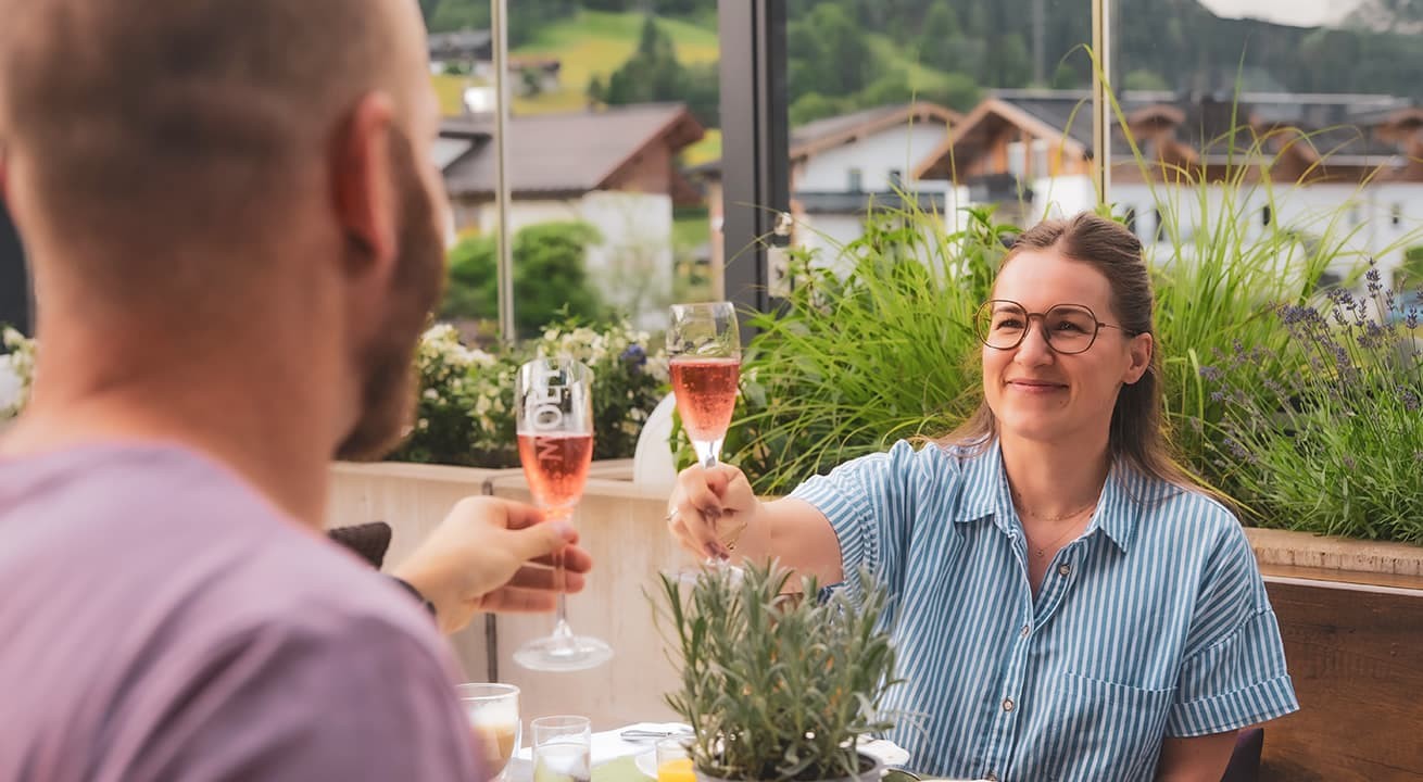 Paar beim Frühstücken mit einem Glas Ukos Secco Rose