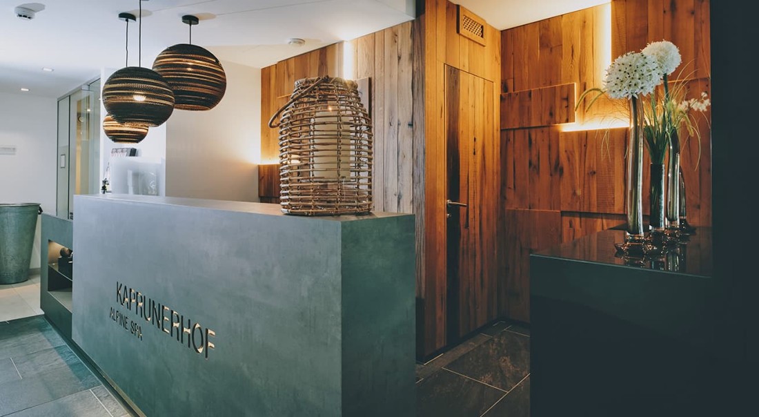 Empfangsbereich vom Alpine Spa im Wellnesshotel mit Hallenbad in Kaprun